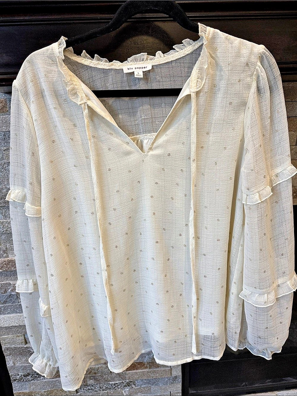 blu pepper Ruffle Sleeve Blouse in White Size Large Like New